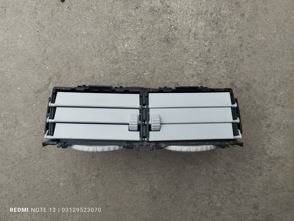 Toyota Vitz OEM interior Dashboard Centre AC Air Vent AC Grill Genuine Japanese OEM 55670-0D050