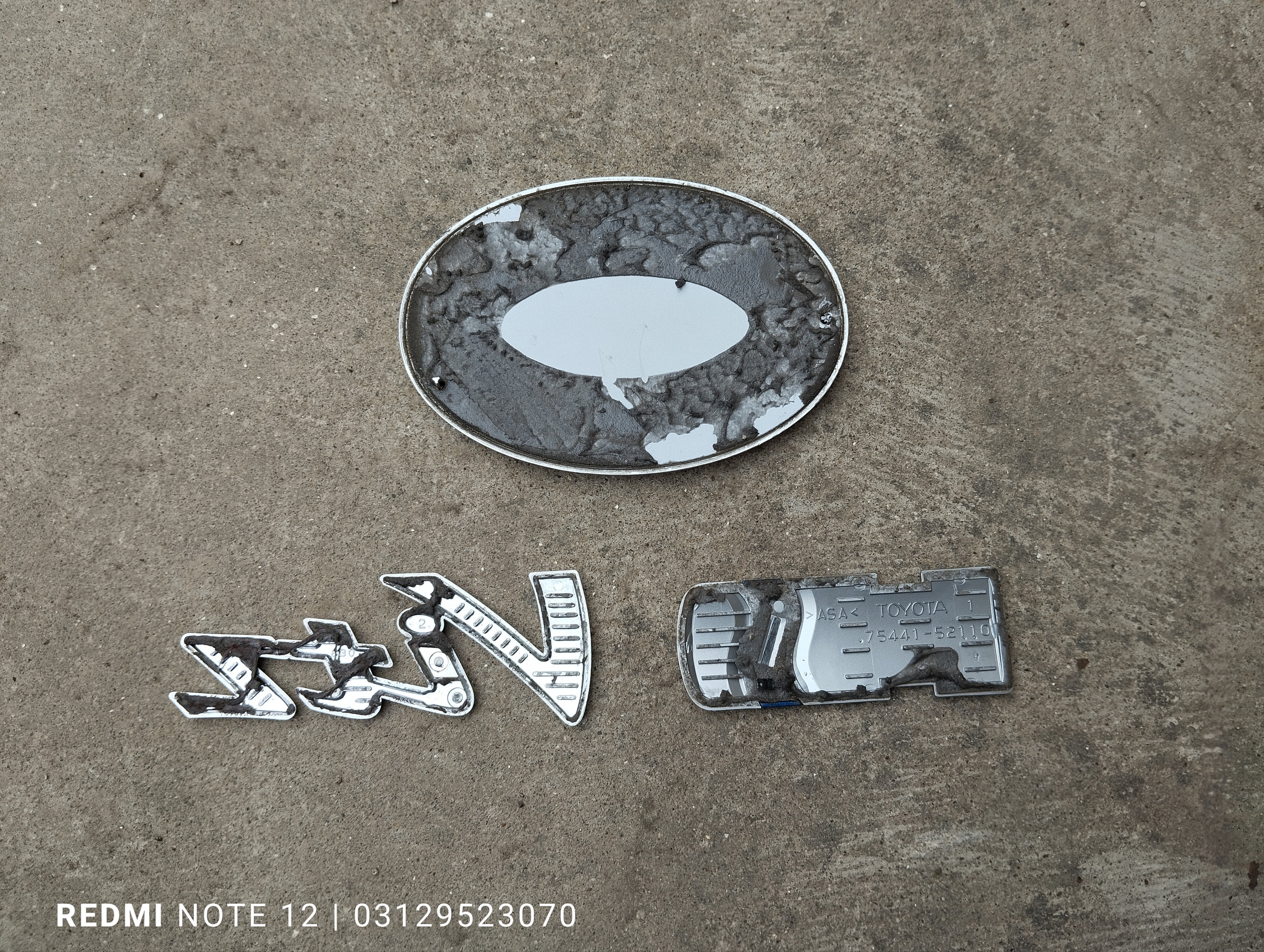 Toyota Vitz OEM hybrid Rear Emblem set  Rear TrunkMonogram Logo  Complete Set Genuine Japanese OEM 75442-52520