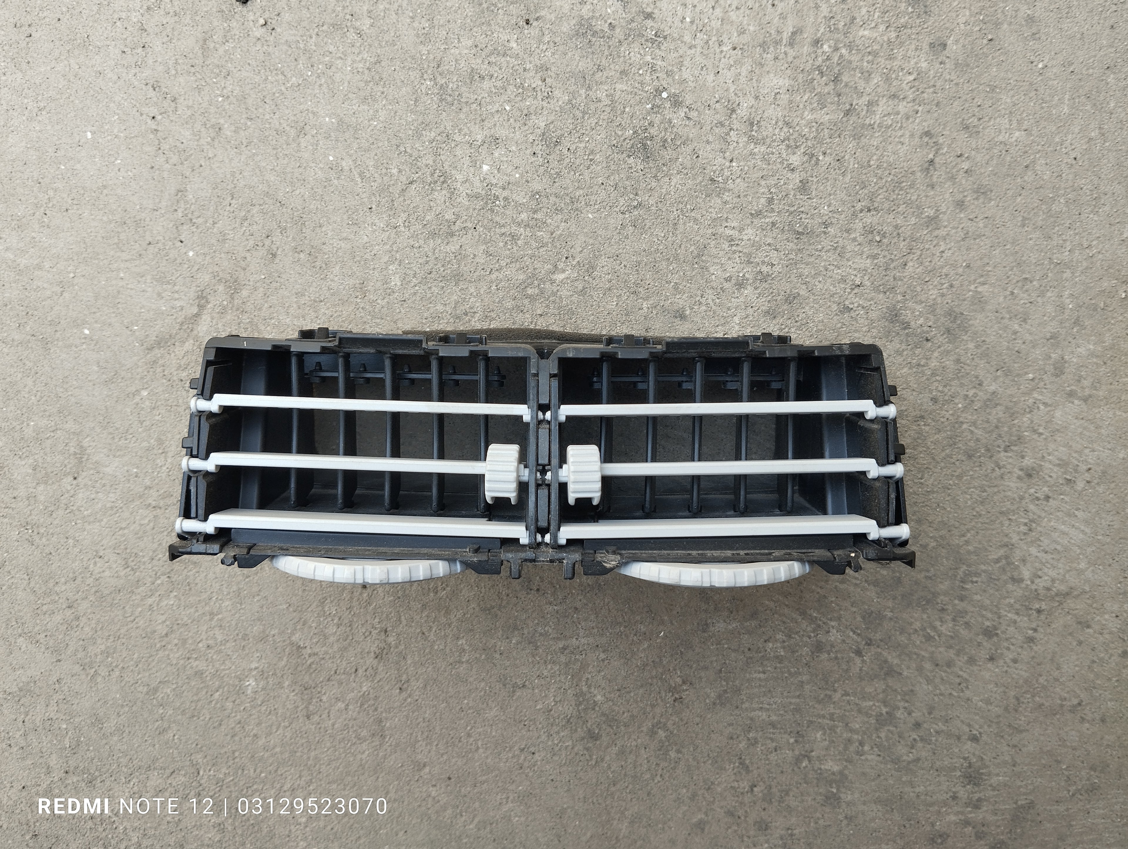 Toyota Vitz OEM interior Dashboard Centre AC Air Vent AC Grill Genuine Japanese OEM 55670-0D050